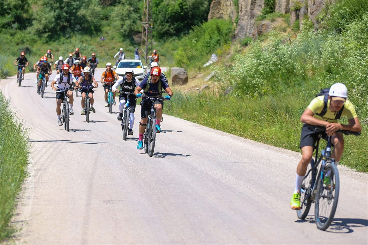Erzurum’da bisikletçiler doğayla iç içe yaklaşık 40 kilometre pedal çevirdi