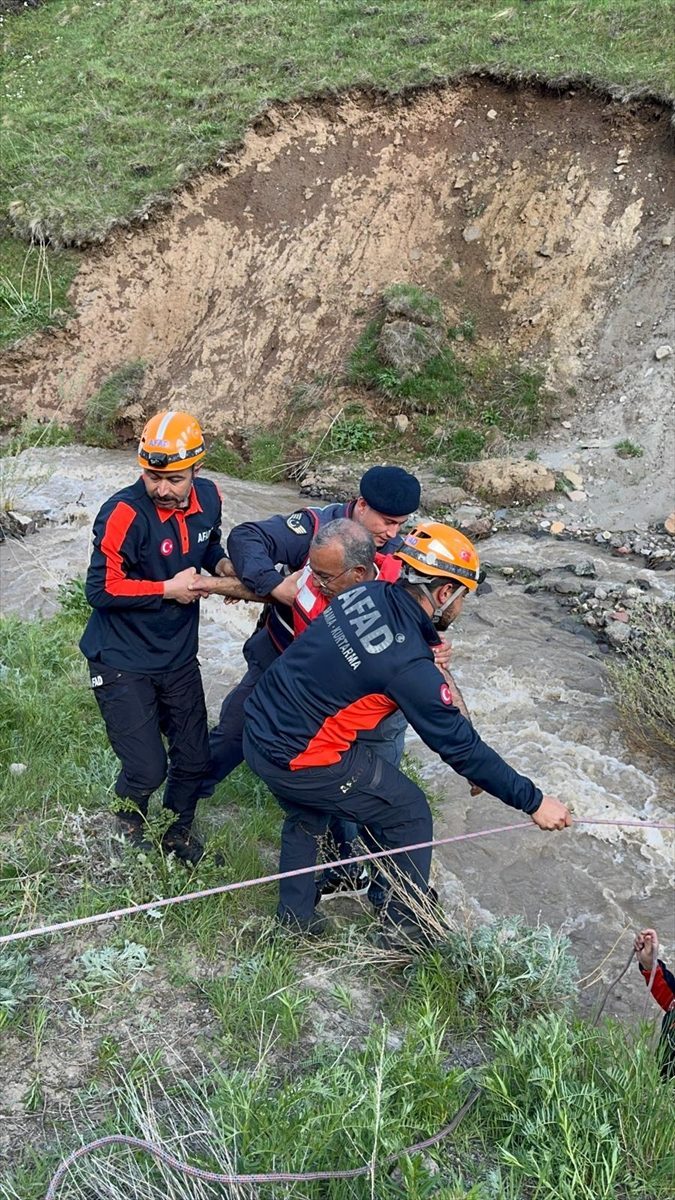 Erzurum’da mantar toplarken mahsur kalan çift, ekiplerince kurtarıldı