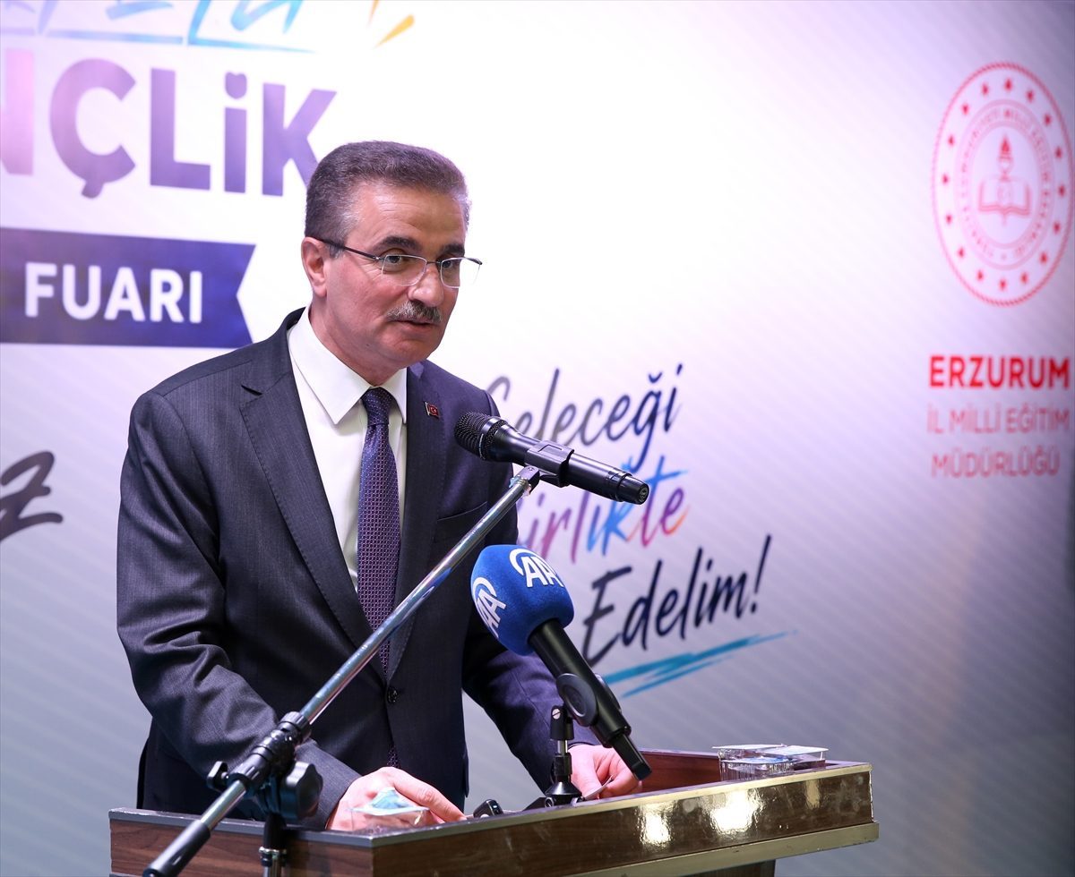 Erzurum’da öğrenciler projelerini kariyer fuarında sergiledi
