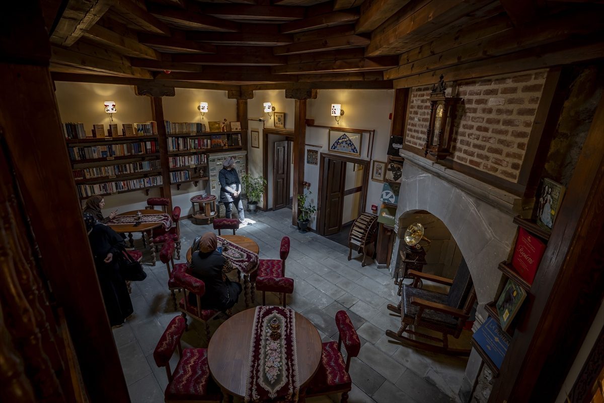 Erzurum’daki tarihi konak sahaf ve yaşayan müze konseptiyle ziyaretçilerini ağırlıyor