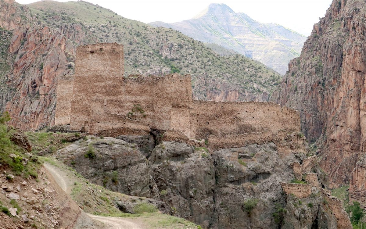 Erzurum’daki tarihi Öşvank Kilisesi ve Engüzekkapı Kalesi turizme kazandırılmayı bekliyor
