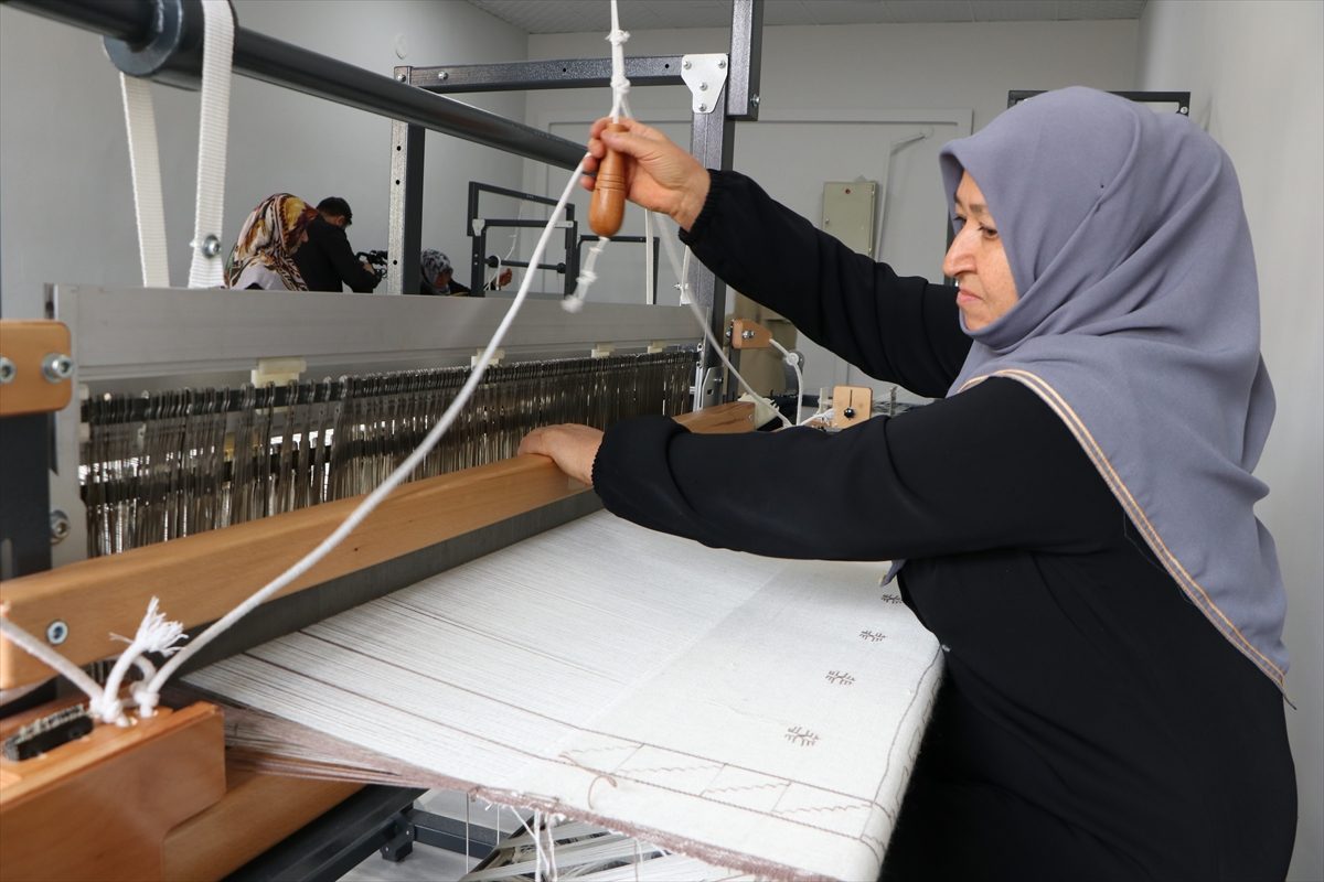 Erzurumlu kadınlar atıl yünleri ekonomiye, ehram kültürünü geleceğe kazandırıyor