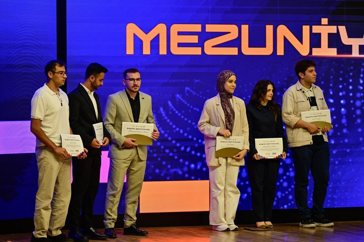 Esenler Belediyesinin “İş’te Yapay Zeka” programı mezuniyet töreni