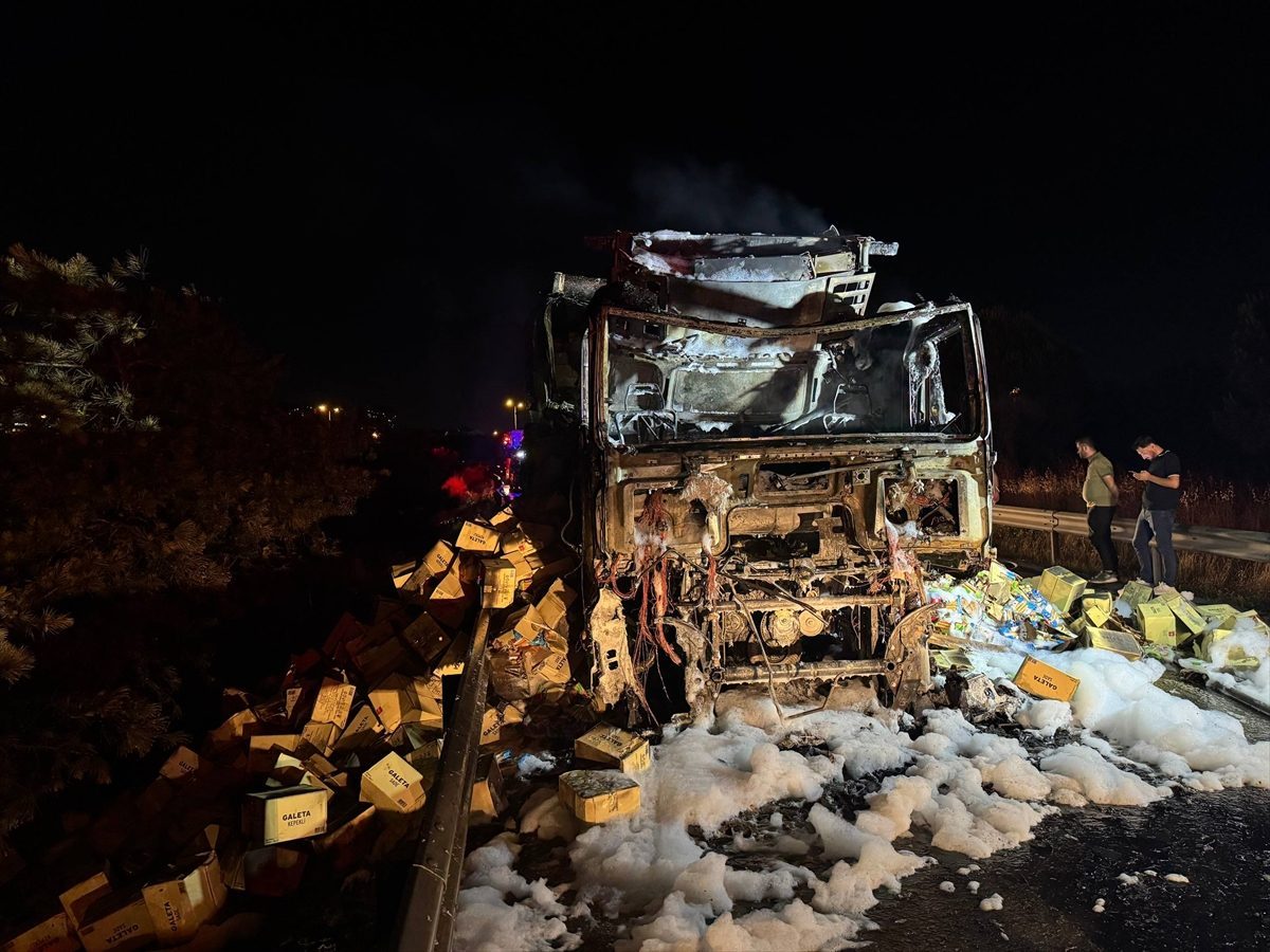 Esenyurt’ta tırda çıkan yangın söndürüldü