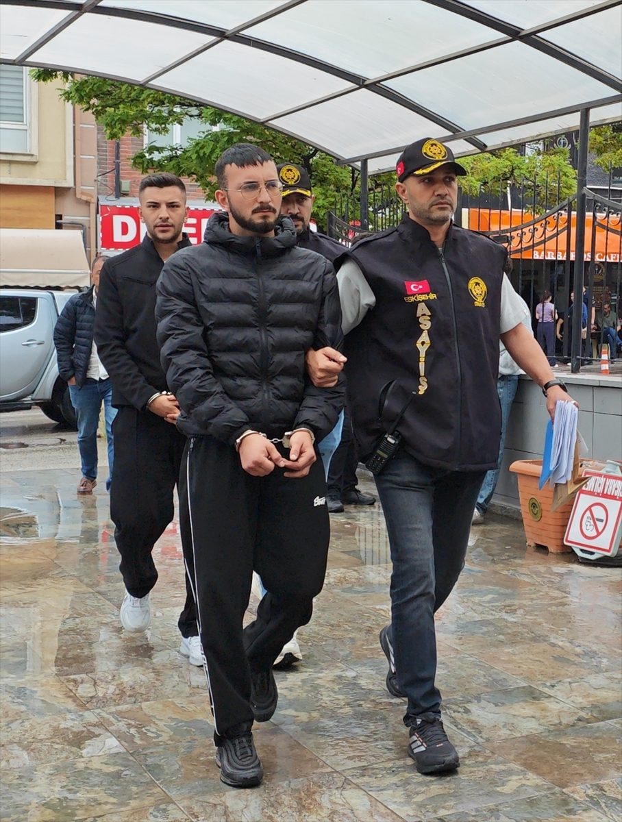 Eskişehir’de 1 kişinin yaralandığı silahlı kavgayla ilgili 2 zanlı tutuklandı