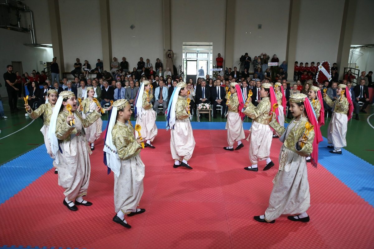Eskişehir’de Fethi Heper Spor Ortaokulu törenle açıldı