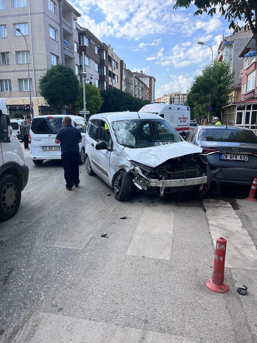 Eskişehir’de işçi servisi ile hafif ticari aracın çarpıştığı kazada 9 kişi yaralandı