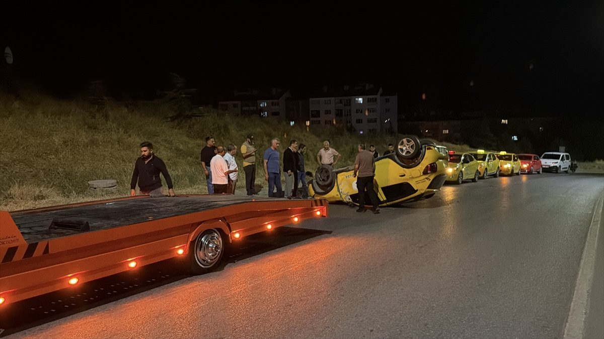 Eskişehir’de takla atan taksideki 2 yolcu yaralandı