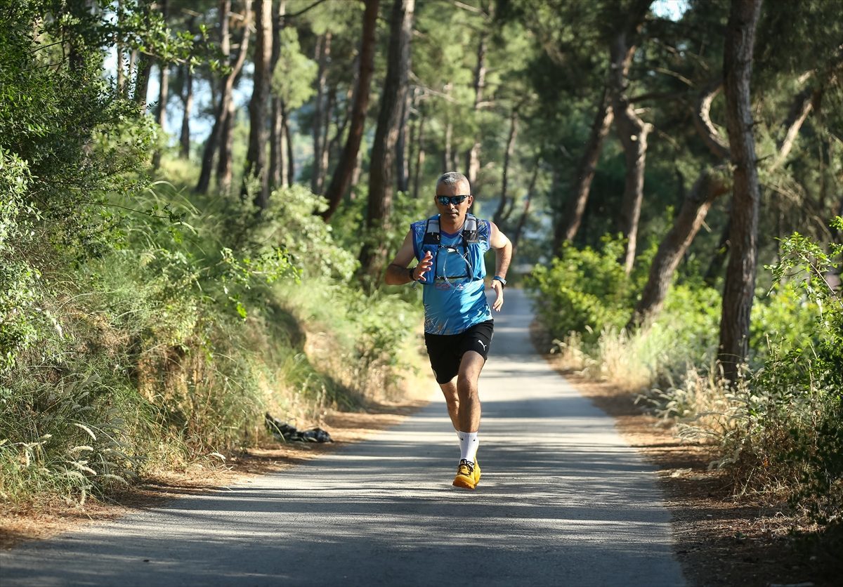 Felçli bacağını iyileştirmek için başladığı koşuların ardından maraton sporcusu oldu