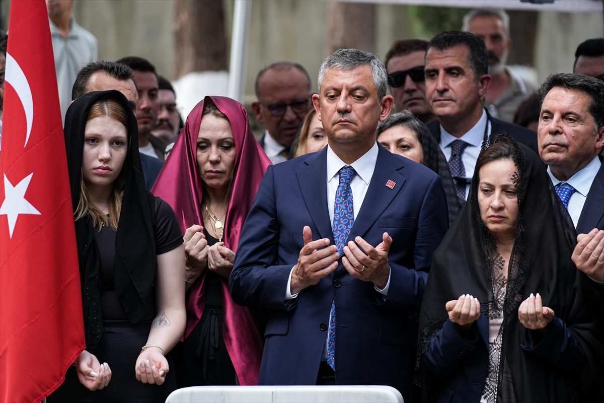 Ferdi Zeyrek için vefatının birinci yılında mevlit okutuldu