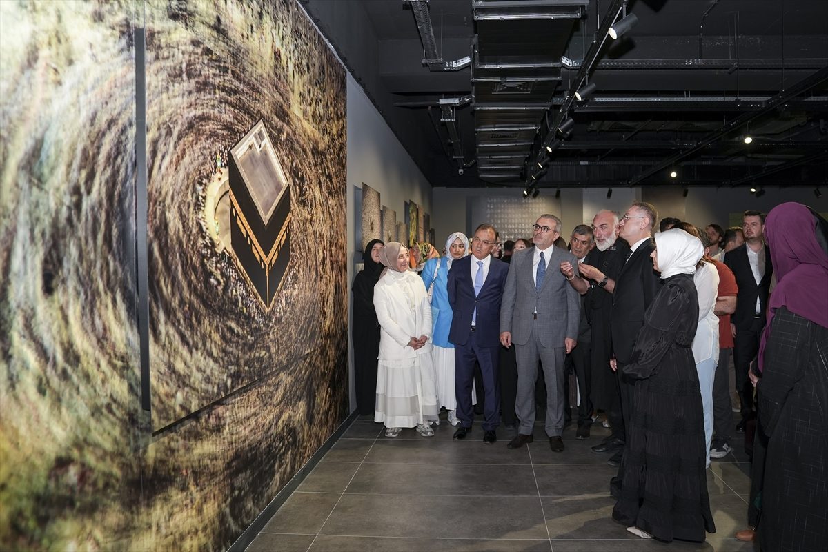 Fotoğraf sanatçısı Engin Uzun’un “Üç Harem” sergisi Başakşehir’de açıldı