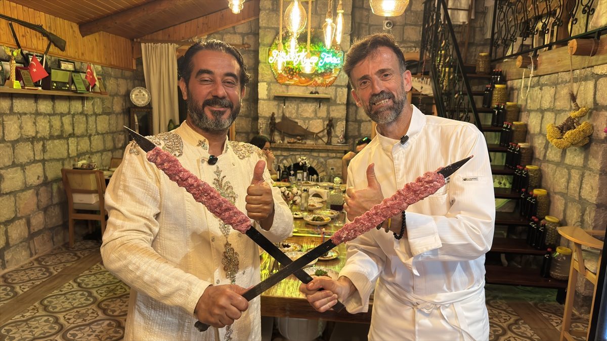 Fransız şef, tescilli Adana kebabının “lezzet sırları”nı ustasından öğrendi