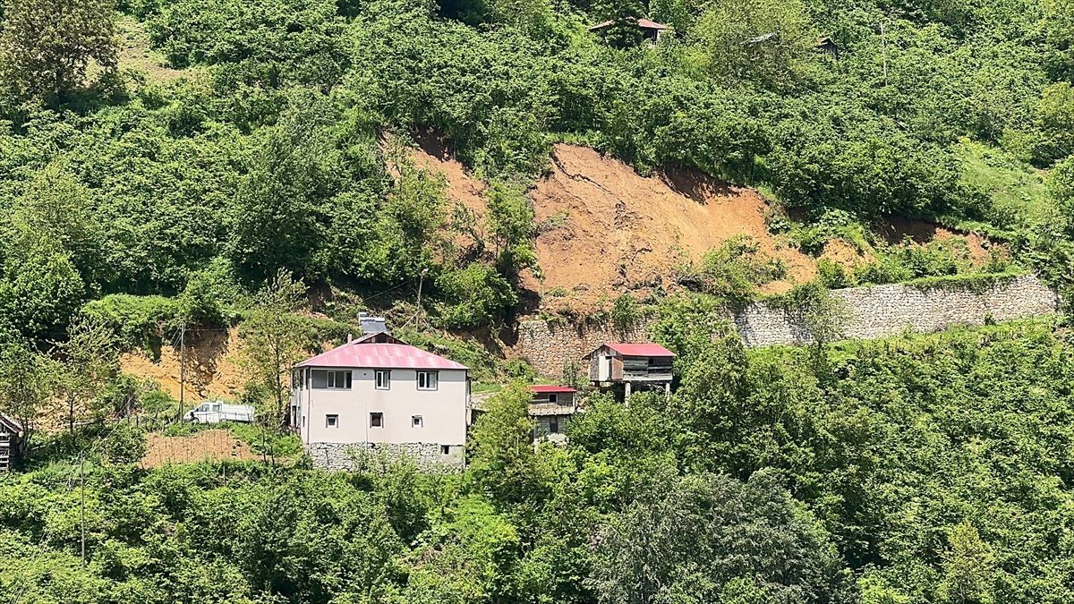 GÜNCELLEME – Giresun’da heyelan nedeniyle 33 ev tedbir amacıyla boşaltıldı