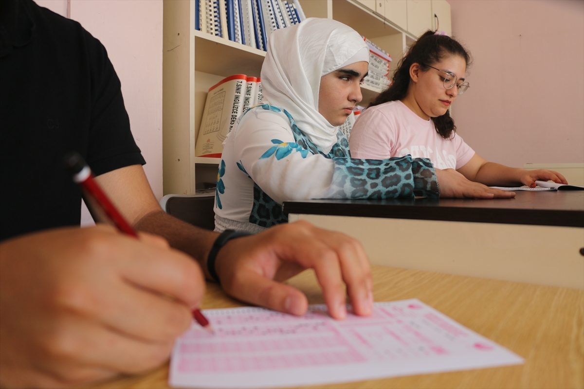 Görme engelli öğrenciler gönüllü üniversitelilerin sesiyle sınava hazırlanıyor