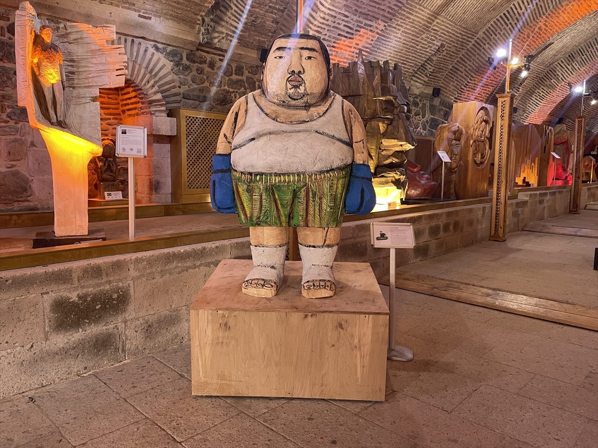 Güney Koreli sanatçı, Türkiye-Kore dostluğunu ahşaba işledi