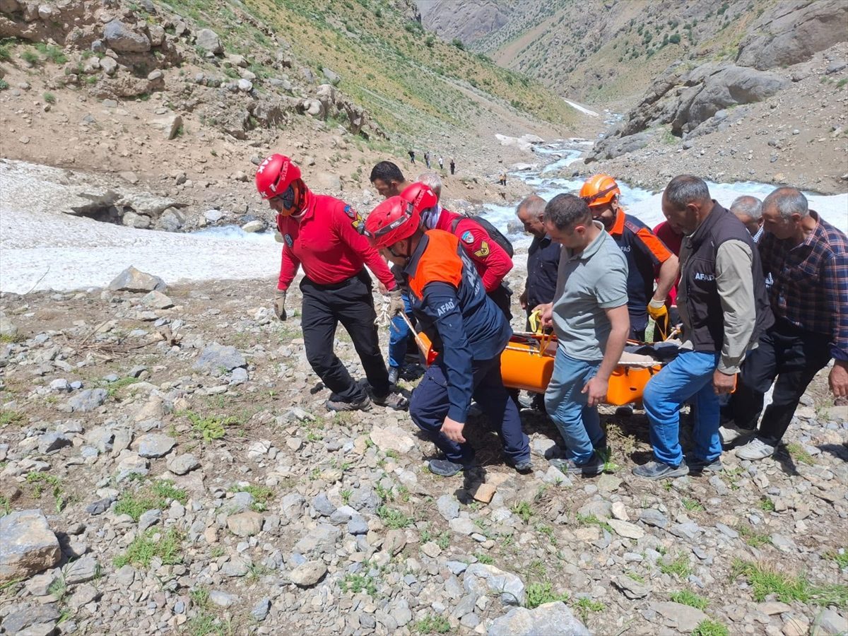 Hakkari’de ekipler kayalıklardan düşerek yaralanan kişi için seferber oldu