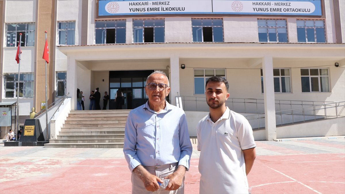 Hakkari’de emekli öğretmen oğluyla YKS heyecanı yaşadı