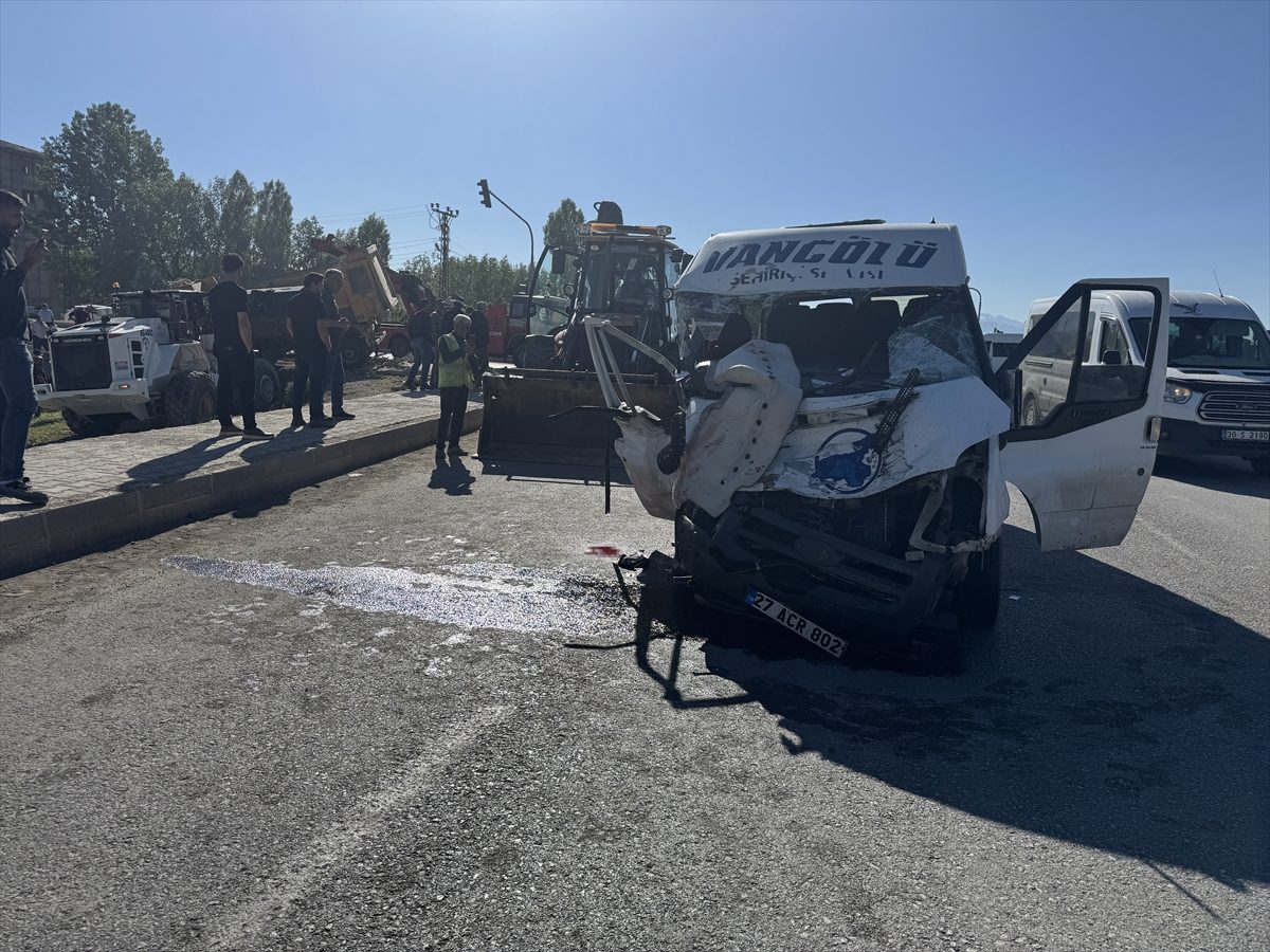 Hakkari’de kamyon ile minibüsün çarpıştığı kazada 2 kişi öldü, 3 kişi yaralandı