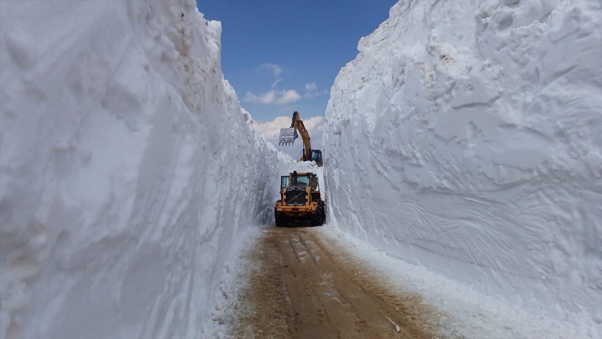 Hakkari’de kar kalınlığının 5 metreyi bulduğu bölgede yol açma çalışması yapılıyor