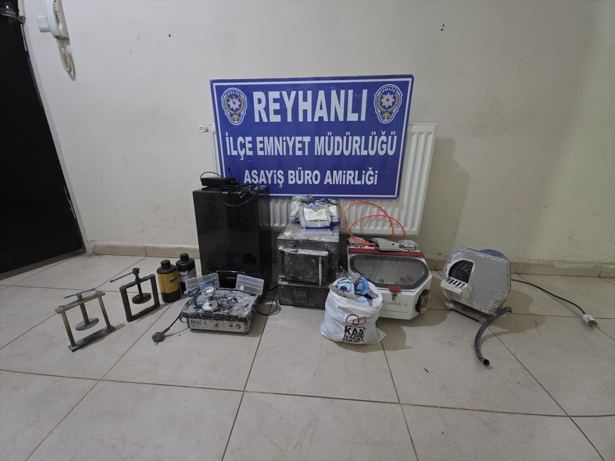 Hatay’da kaçak diş laboratuvarına düzenlenen operasyonda 2 zanlı yakalandı