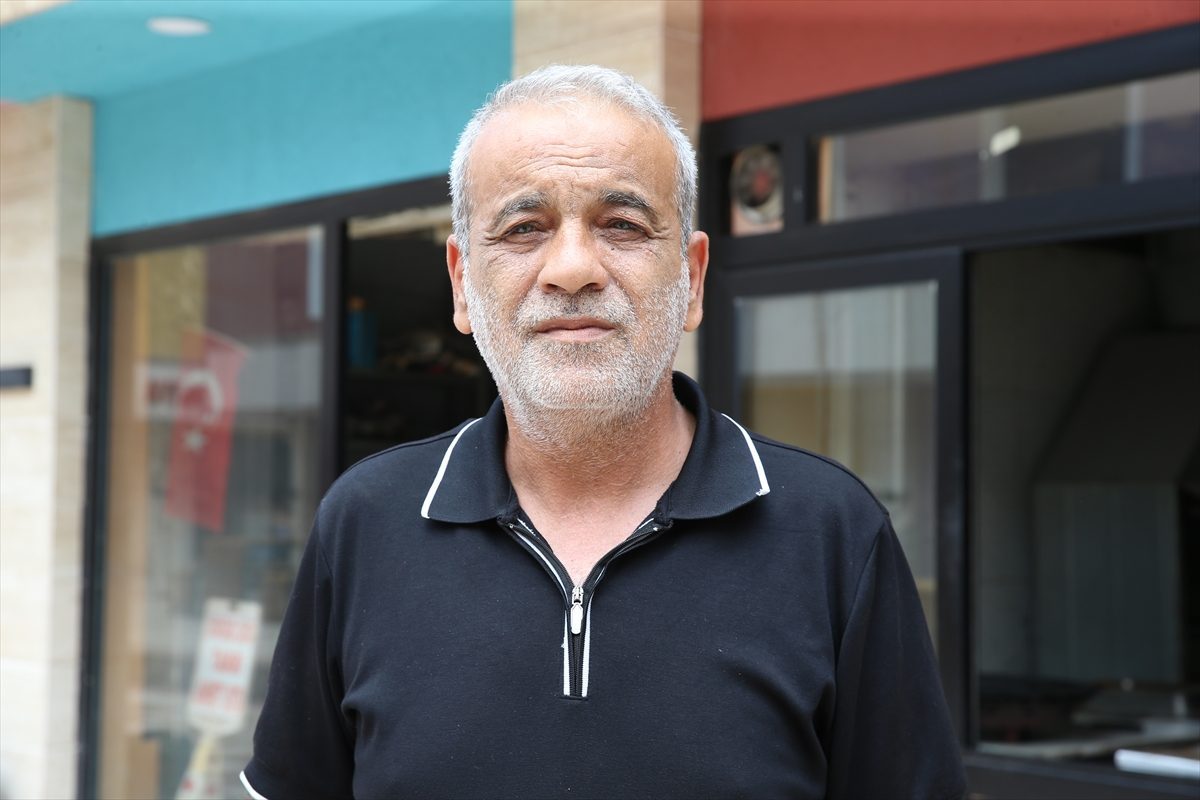 Hatay’da sahipsiz köpeklerin kediye saldırdığı anlar güvenlik kamerasında