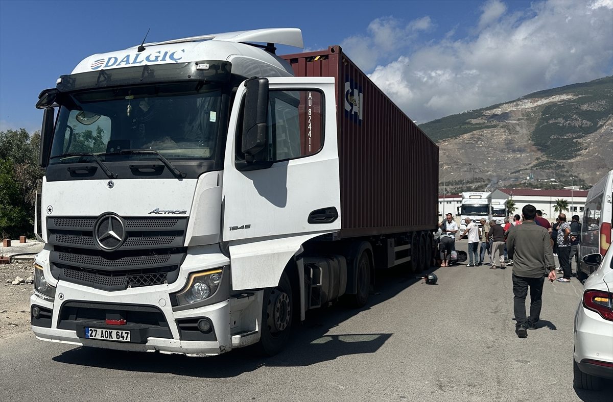 Hatay’da tırın çarptığı motosikletteki anne ve 2 çocuğu yaralandı