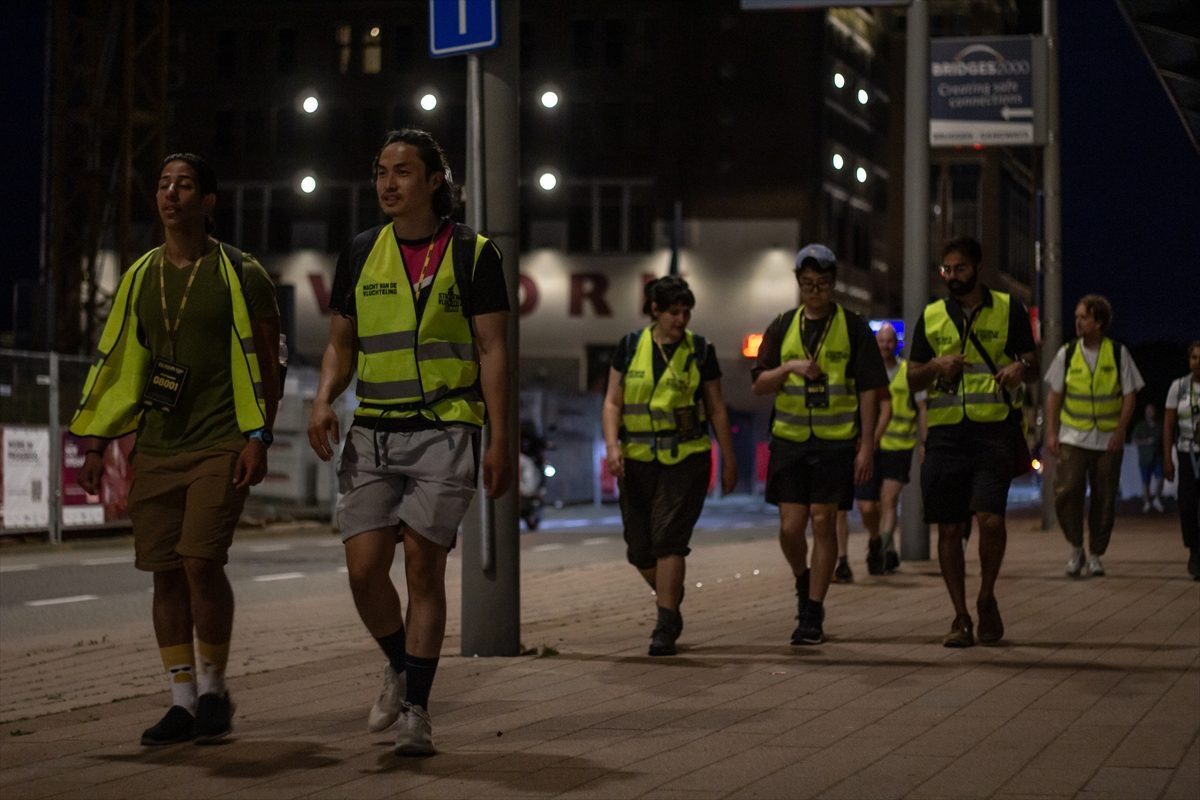 Hollanda’da binlerce kişi mültecilere destek için gece boyunca kilometrelerce yürüdü