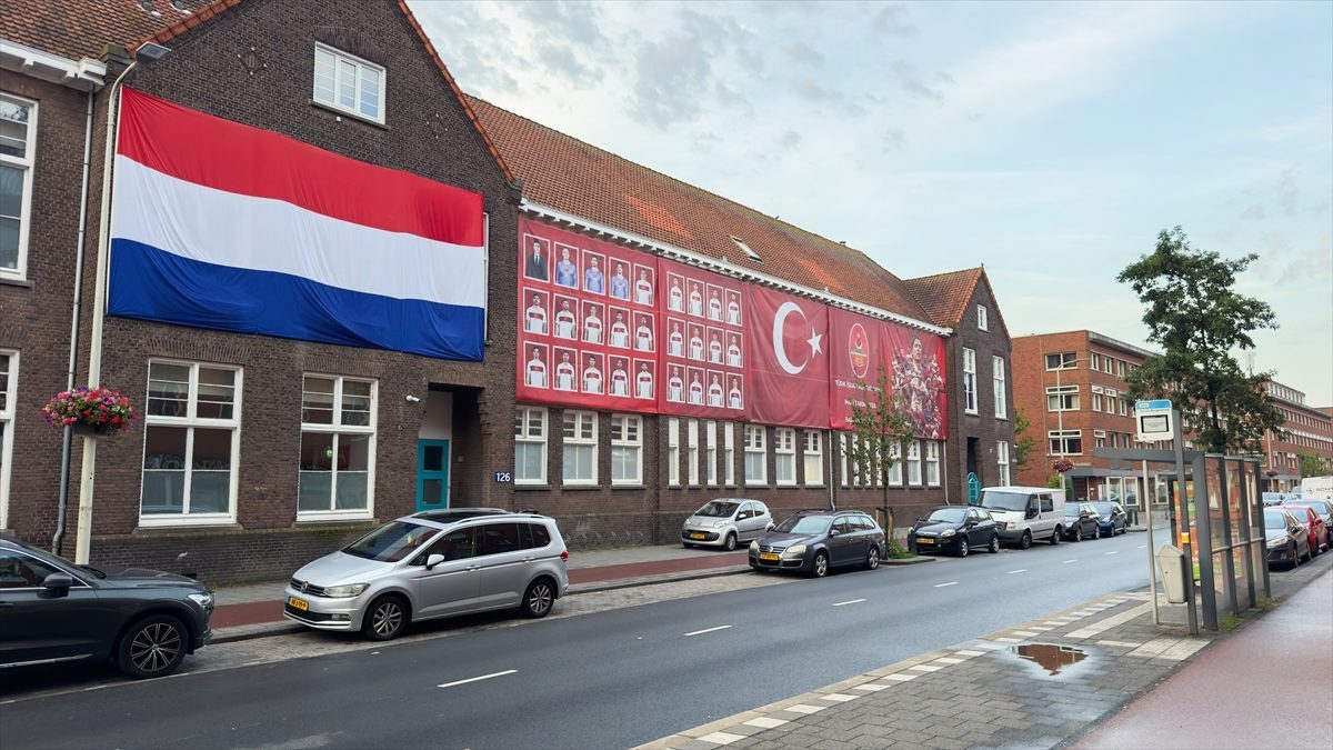 Hollanda’da bir araya gelen Türkler, sabah namazı sonrası milli maç heyecanını birlikte yaşadı