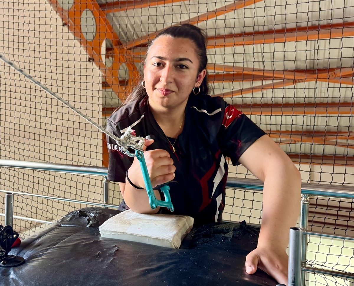 İddiayla başladığı bilek güreşinde üst üste 2 kez Türkiye şampiyonu oldu