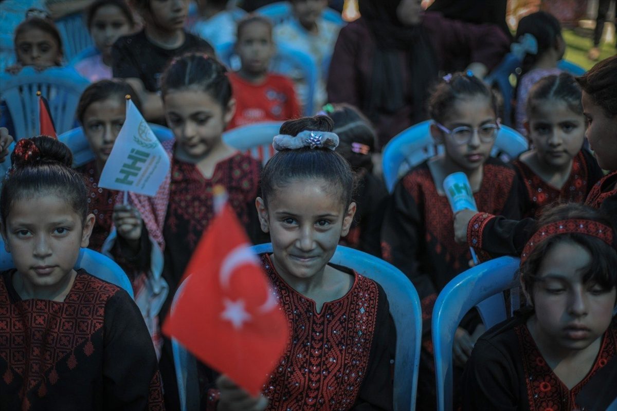 İHH tarafından Gazze’de sahra okulu açıldı