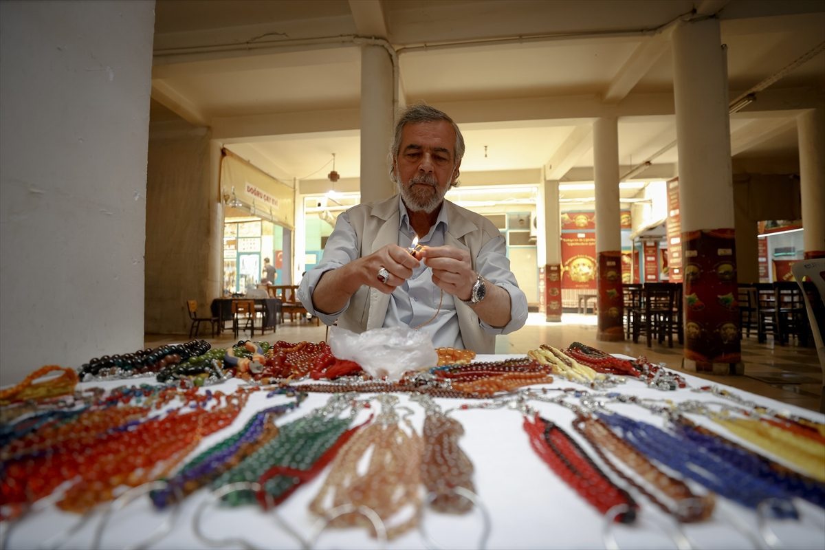 İş yerleri yıkılan depremzede tespihçiler, meraklılarını seyyar tezgahlarda ağırlıyor