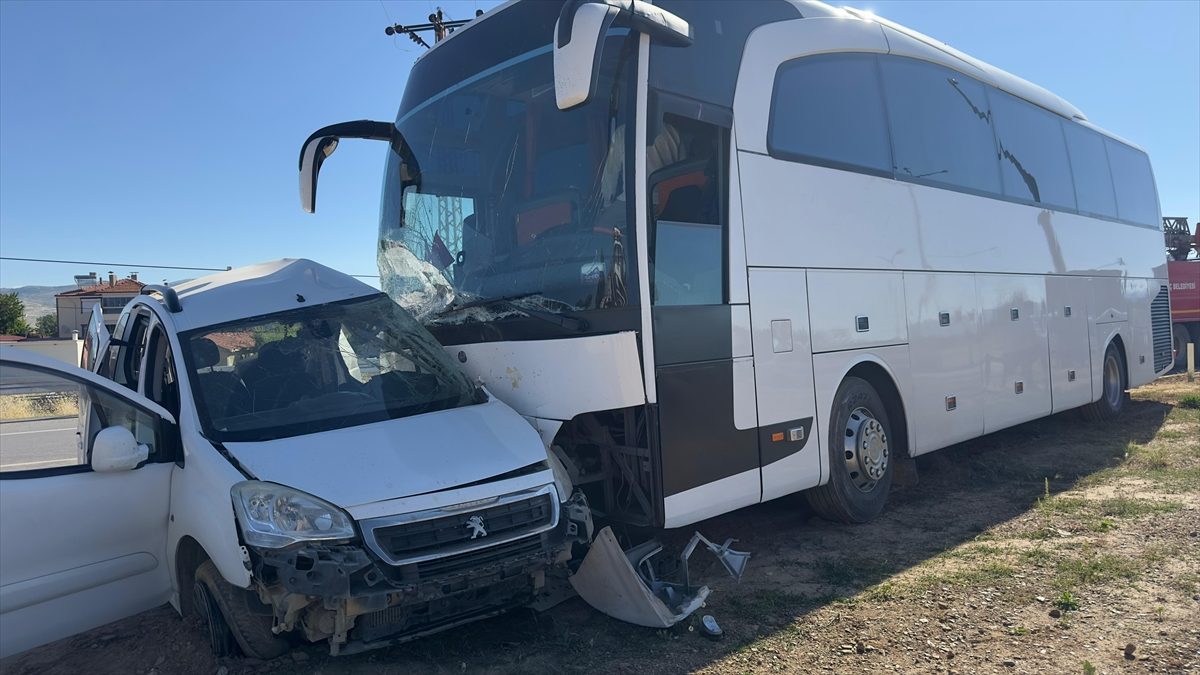 Isparta’da tur otobüsüyle çarpışan hafif ticari araçtaki sürücü hayatını kaybetti