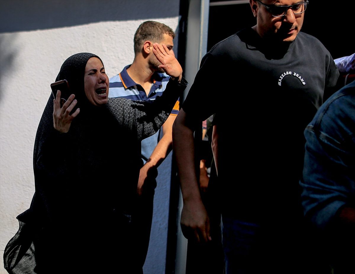 İsrail’in Gazze’de düzenlediği saldırıda bir sağlık görevlisi ile oğlu hayatını kaybetti