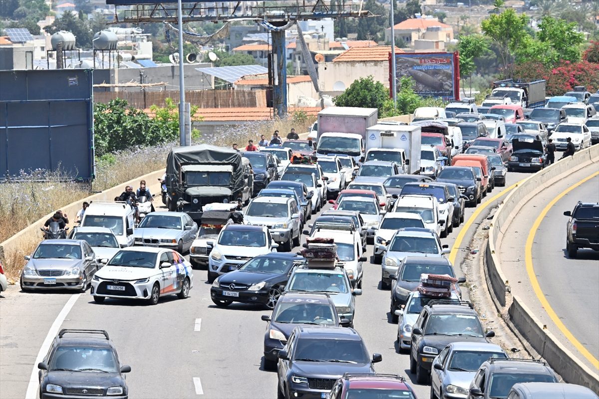 İsrail’in yerinden ettiği Lübnanlılar, ABD-İran mutabakatının ardından temkinli şekilde evlerine dönüyor