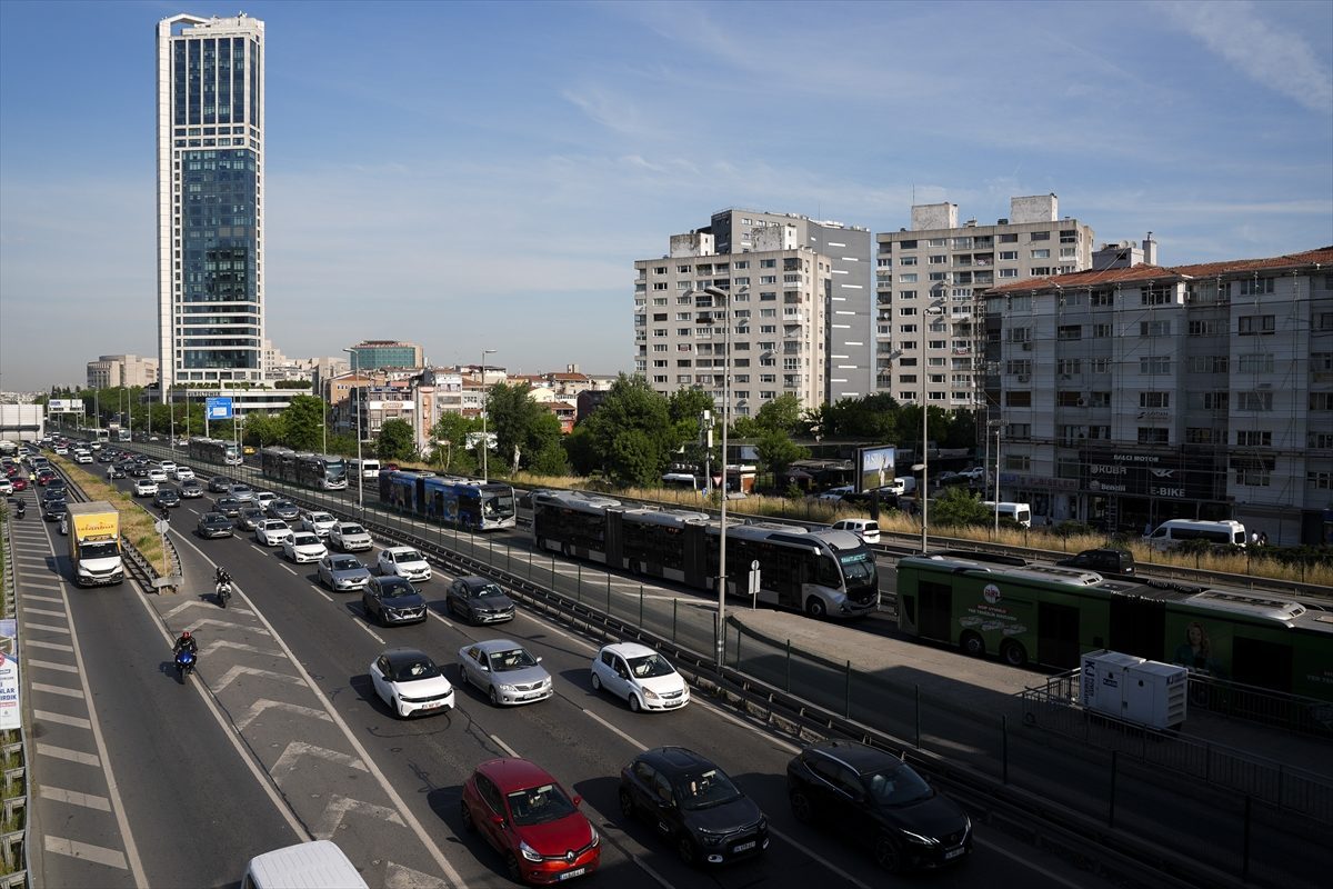 İstanbul’da bayram tatilinin ardından ilk iş gününde trafik yoğunluğu