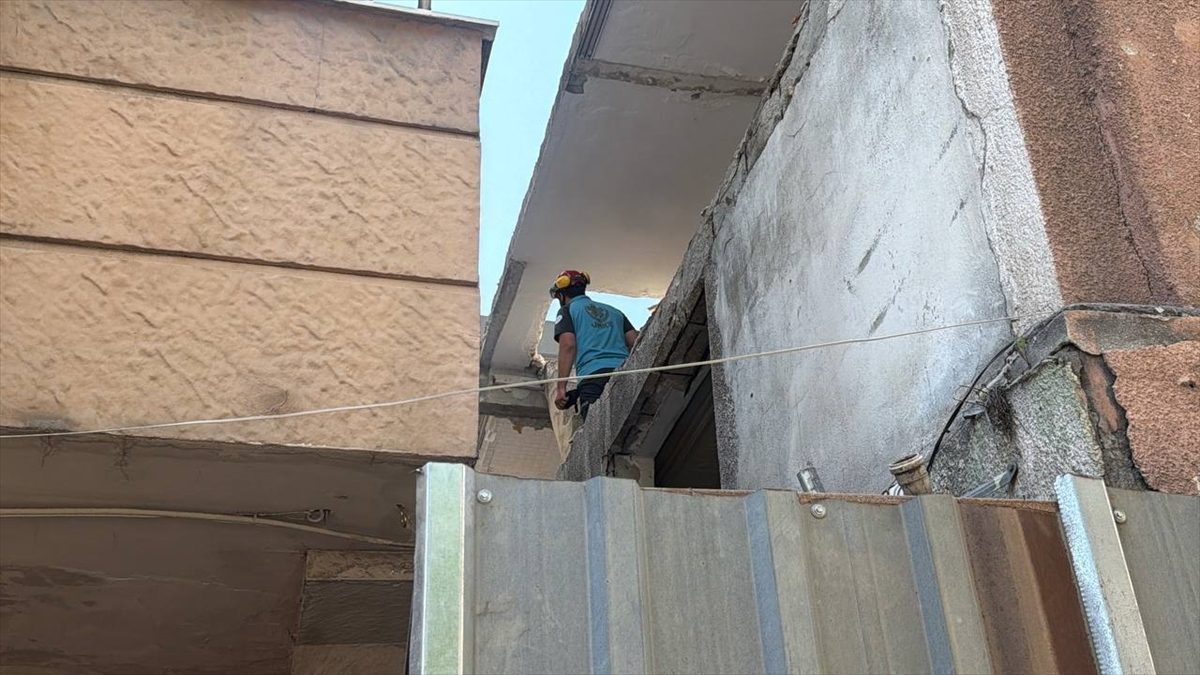 İstanbul’da metruk binada kısmi çökme meydana geldi