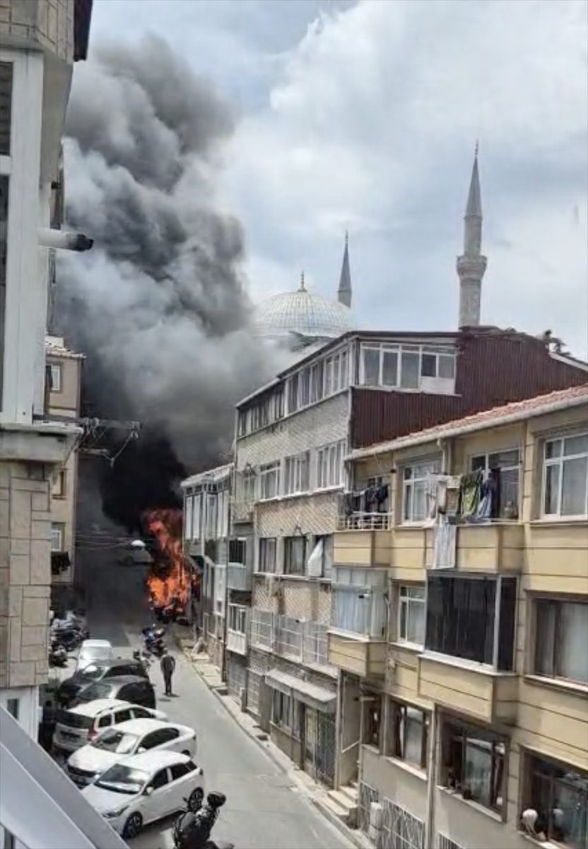 İstanbul’da motosiklet tamirhanesinde çıkan yangına müdahale ediliyor