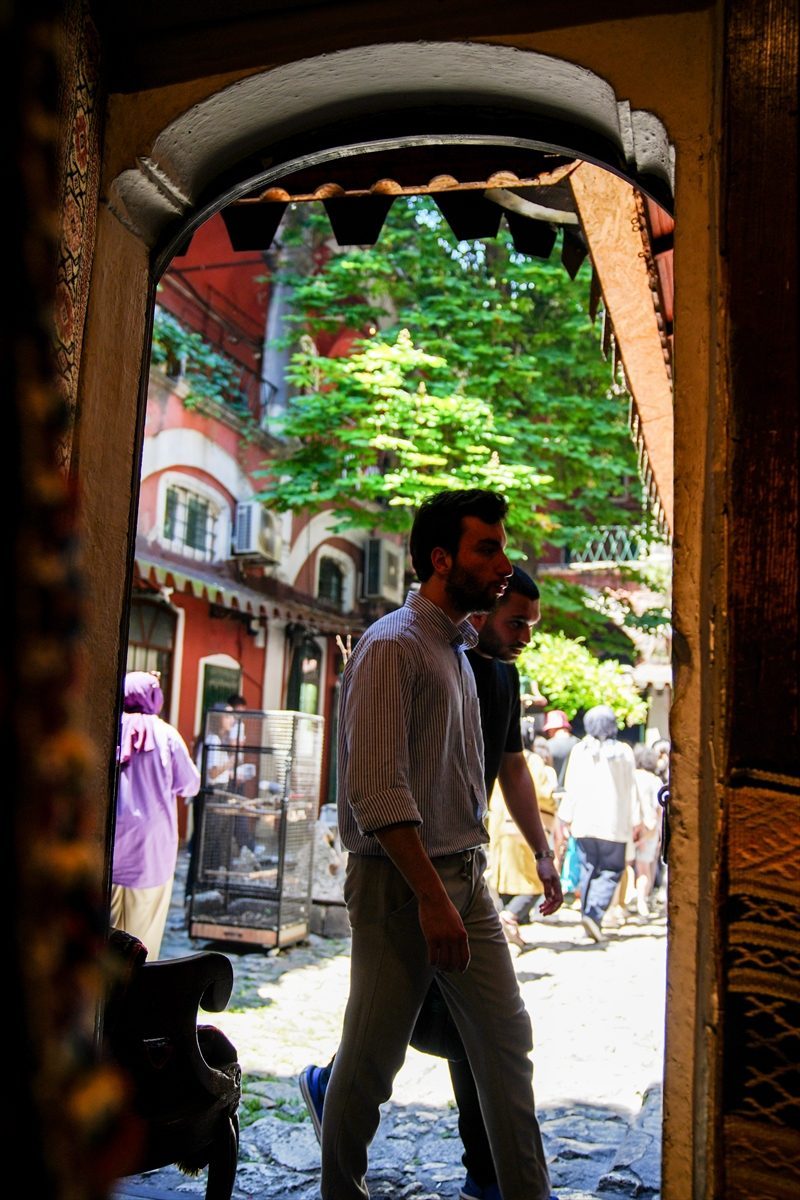 İSTANBUL’UN HAN VE ÇARŞILARI – Zincirli Han’da ticaret geleneği yerli ve yabancı turistlerin ilgisiyle devam ediyor