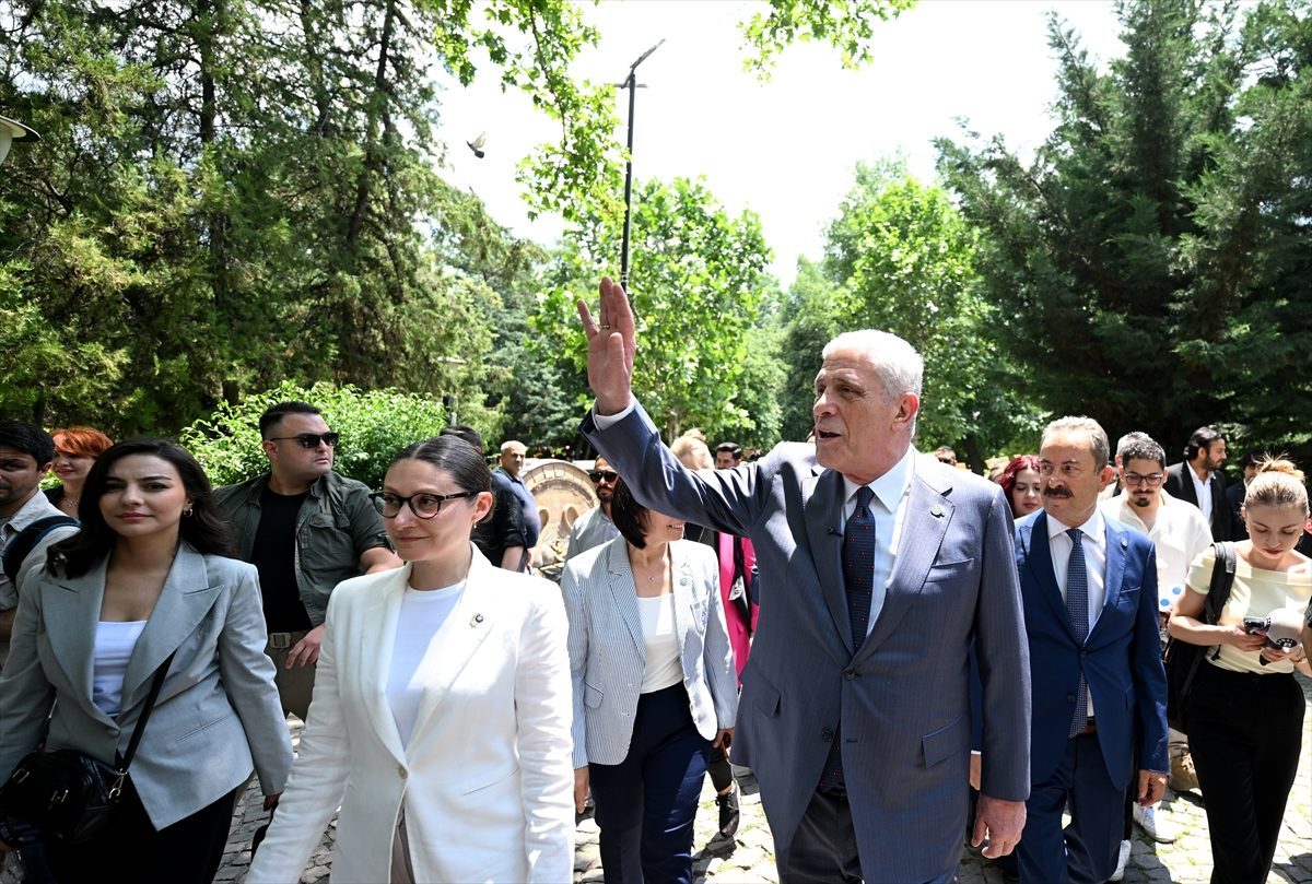 İYİ Parti Genel Başkanı Dervişoğlu, Çankaya esnafını ziyaret etti