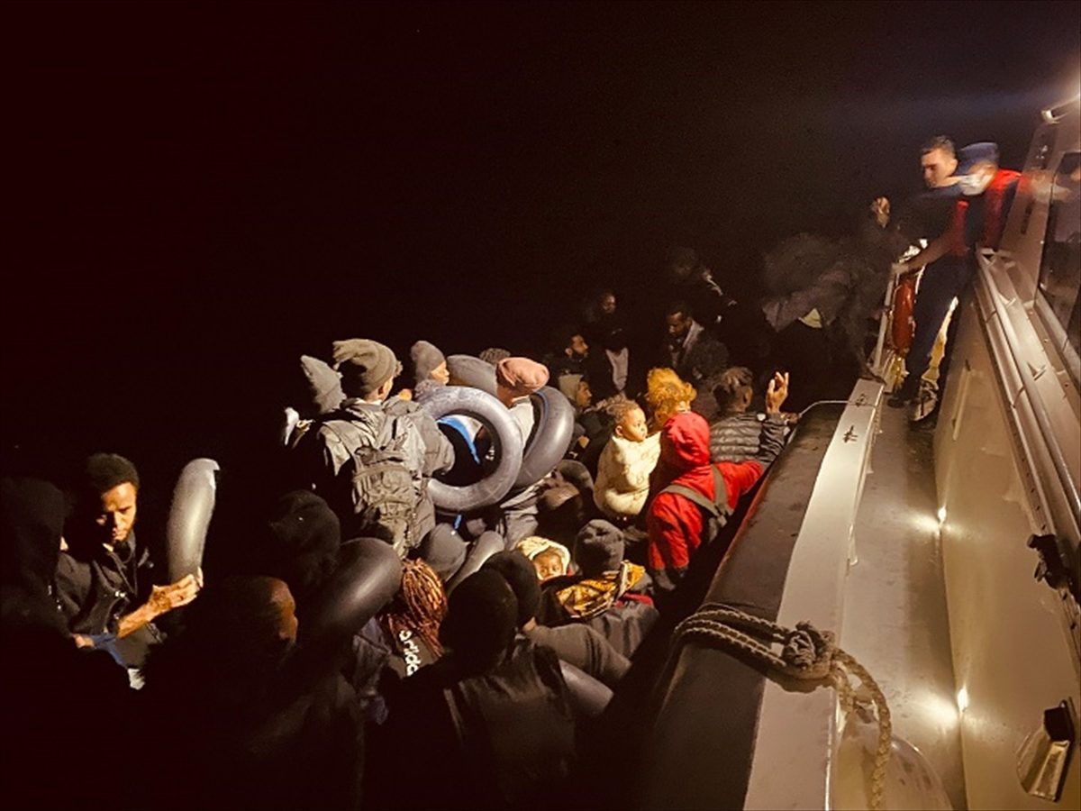İzmir açıklarında 43 düzensiz göçmen yakalandı