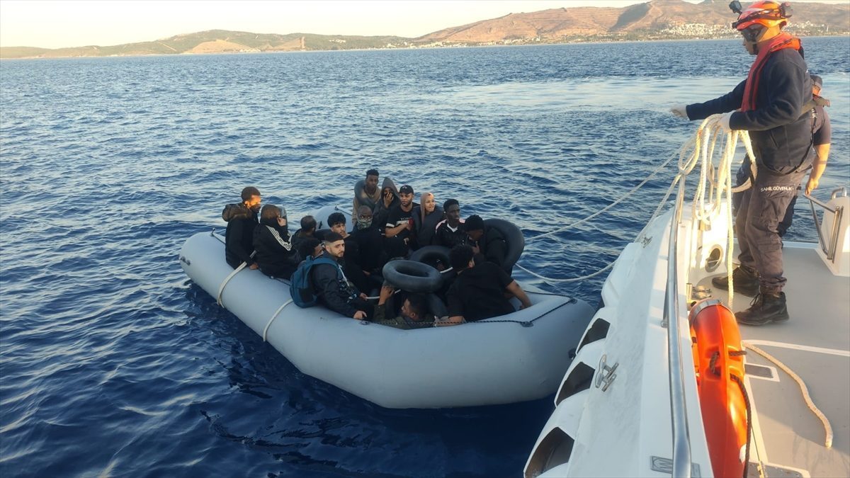 İzmir açıklarında 65 düzensiz göçmen yakalandı