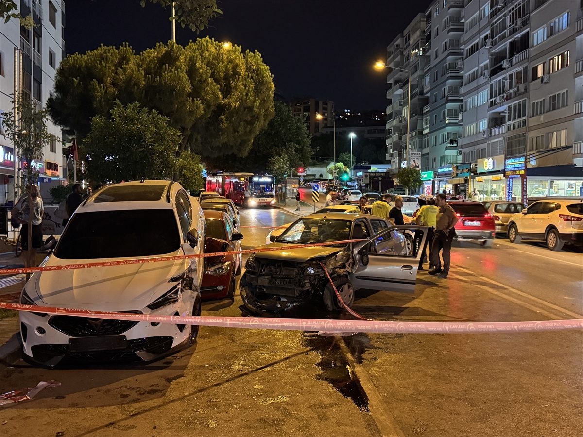 İzmir’de park halindeki araçlara çarpan otomobilin sürücüsü öldü