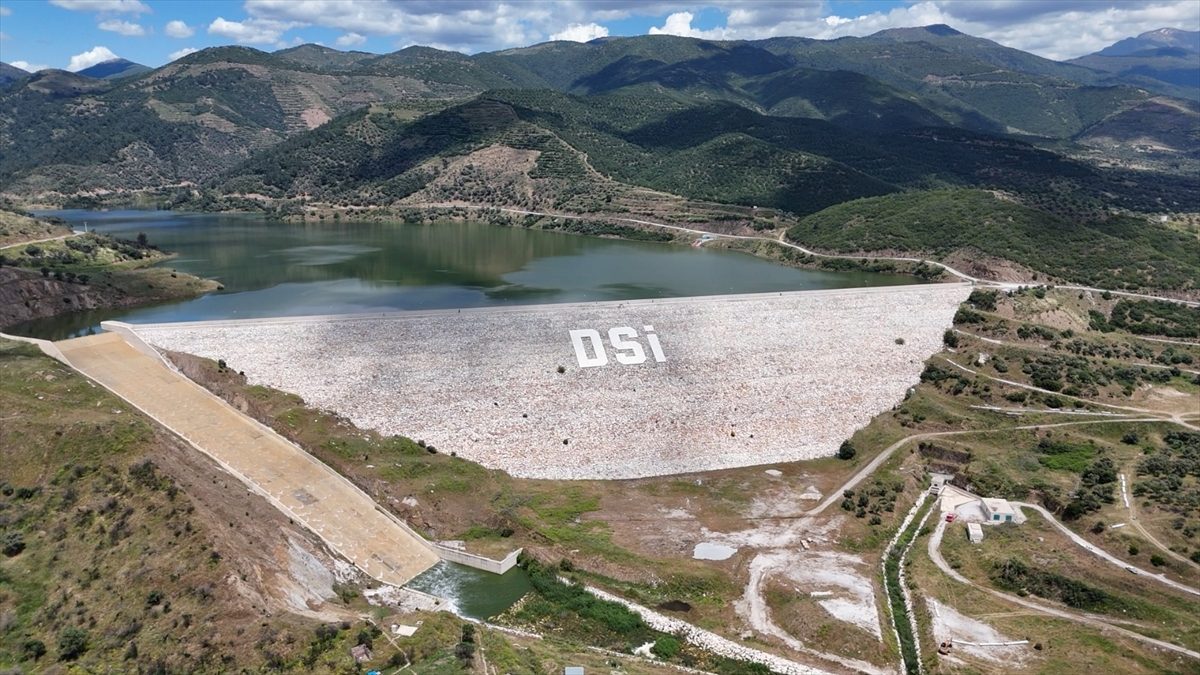 İzmir’de tam doluluğa ulaşan Rahmanlar Barajı’nda su tahliyesi yapılıyor