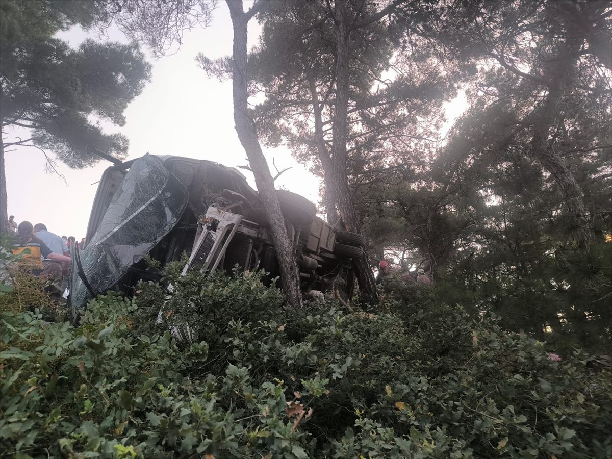İzmir’de tarım işçilerini taşıyan midibüsün devrildiği kazada 22 kişi yaralandı