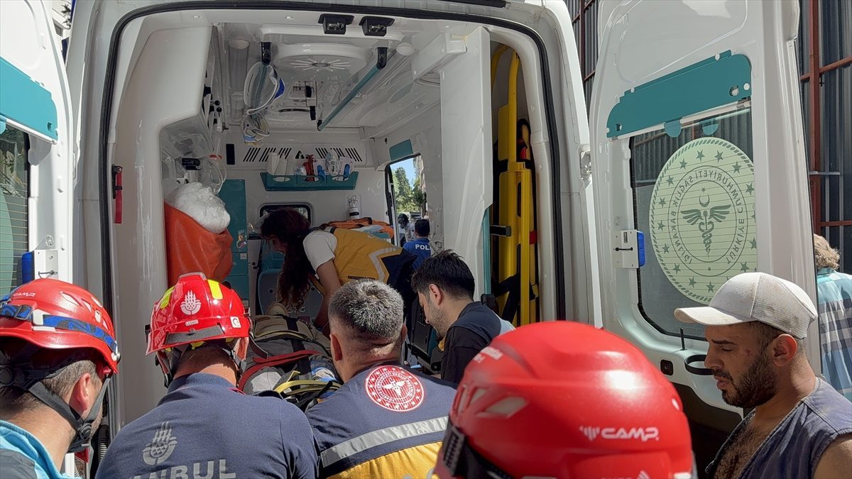Kadıköy’de bina yıkımı sırasında göçük altında kalan 2 işçi kurtarıldı
