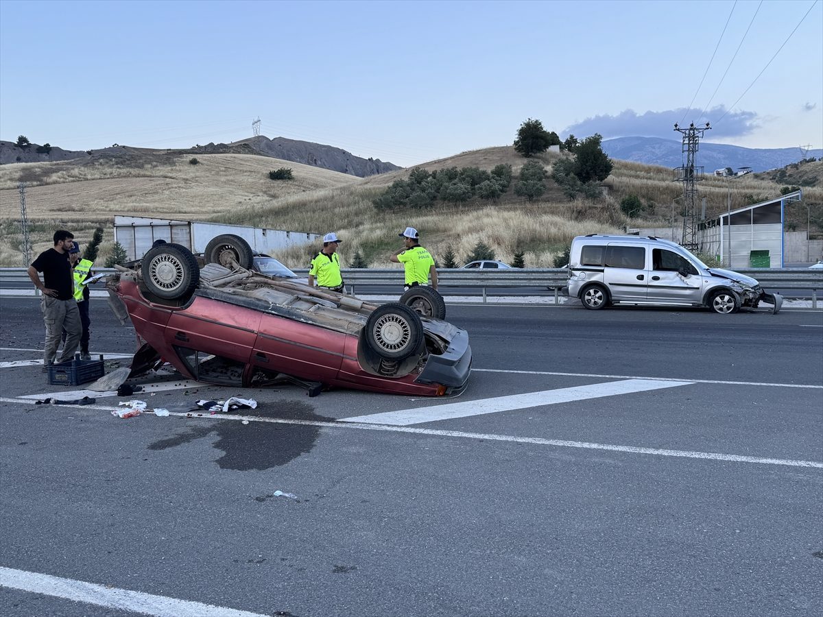 Kahramanmaraş’ta devrilen otomobilde 4 kişi yaralandı