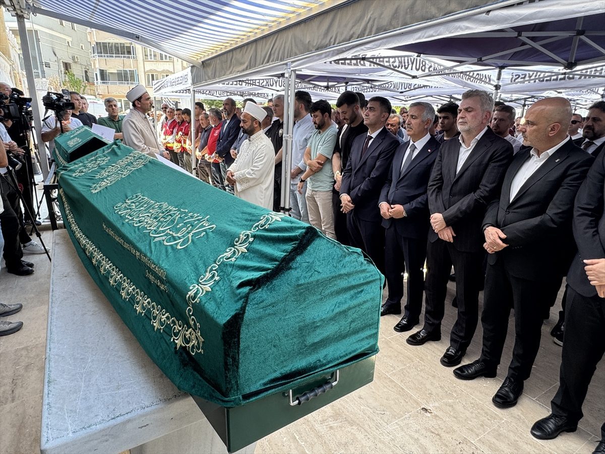 Kahramanmaraş’ta yangında hayatını kaybeden 3 kardeşin cenazeleri defnedildi