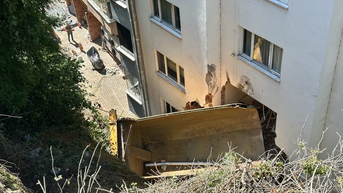 Kamyonun istinat duvarından devrilip bir apartmana çarptığı kazada 2 kişi yaralandı