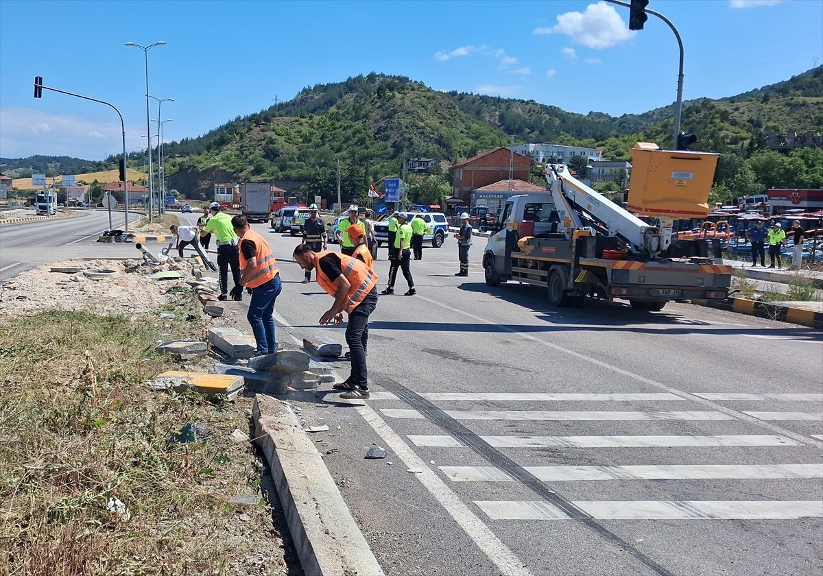 Karabük’te 4 aracın karıştığı zincirleme trafik kazası güvenlik kamerasında