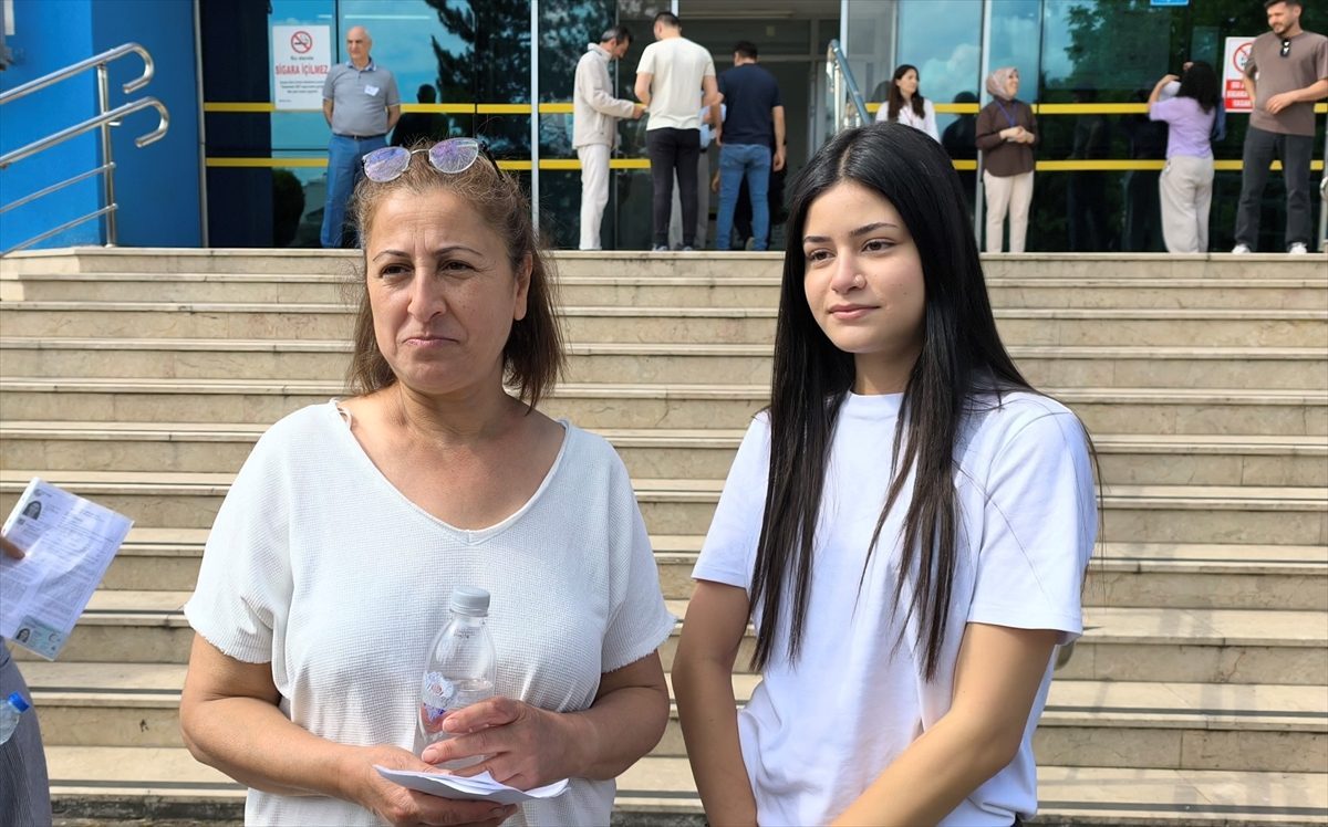 Karabük’te anne ve kızı aynı okulda üniversite sınavına girdi